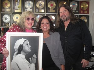 Allee Willis, Diane, Kenny Lee with Photo of "The Queen"