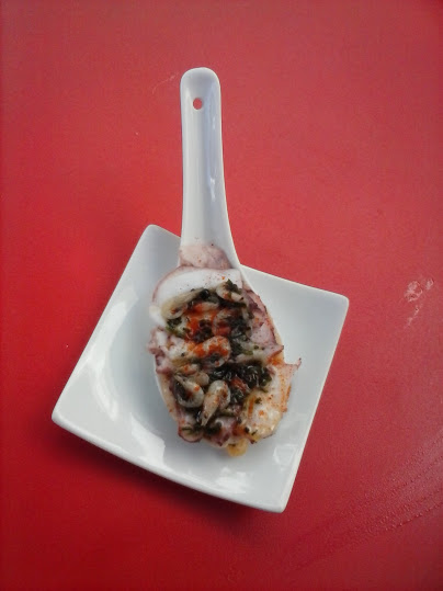 Picaeta de Lola: Sinfonia del Mar: Carpaccio de pulpo con vinagreta de camarones y cebollino